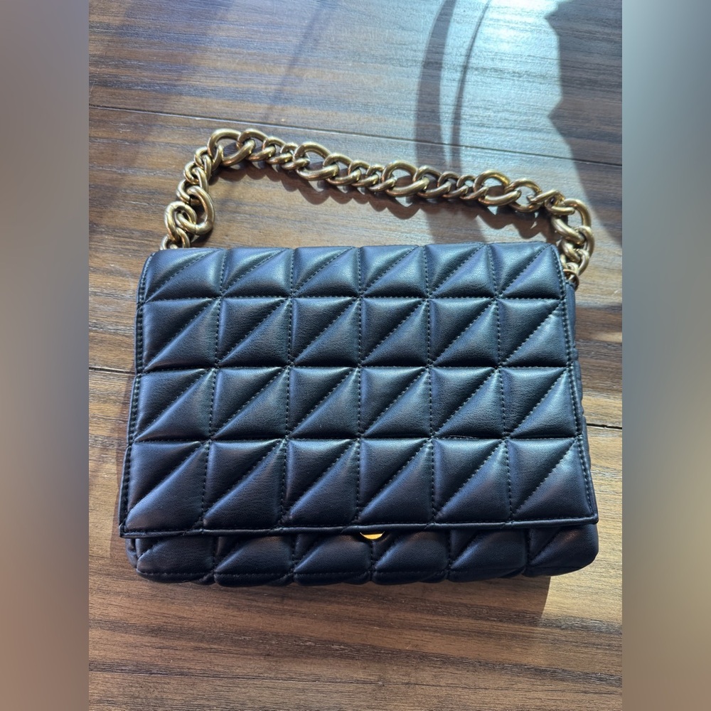 Large black Zara bag with chain.
Translated